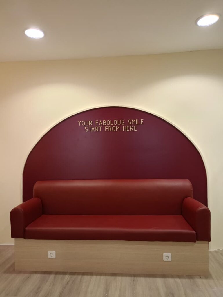 Kursi Ruang Tunggu Klinik Gigi Artheswara - Desain Interior Klinik Gigi Jakarta