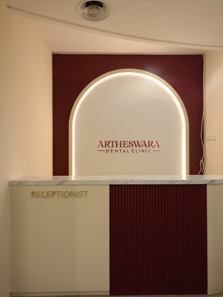 Backdrop dan Meja Recepsionis Artheswara Dental Clinics - Desain Interior Klinik Gigi Jakarta