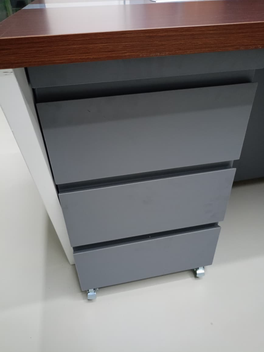 Close Up Laci meja meeting di PT. Ahli Elektrik Indonesia