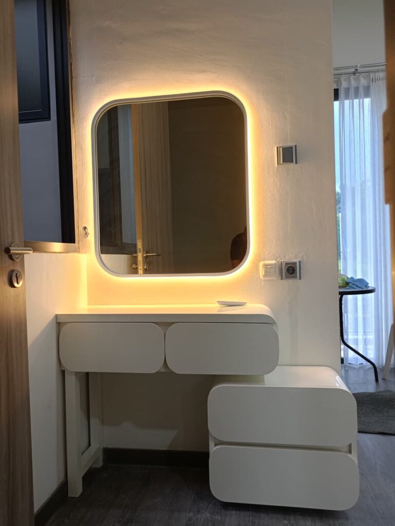 Desain Interior Meja Rias