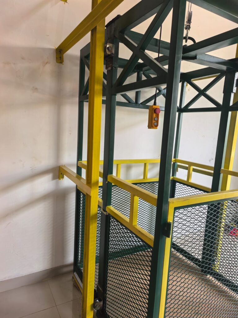 Pengerjaan lift barang custom kapasitas 150kg oleh Desainterior