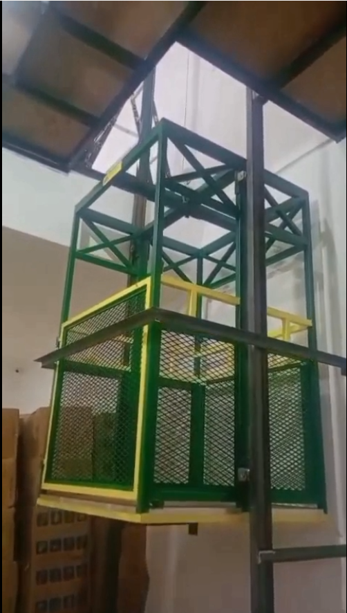 Pengerjaan lift barang custom kapasitas 150kg oleh Desainterior